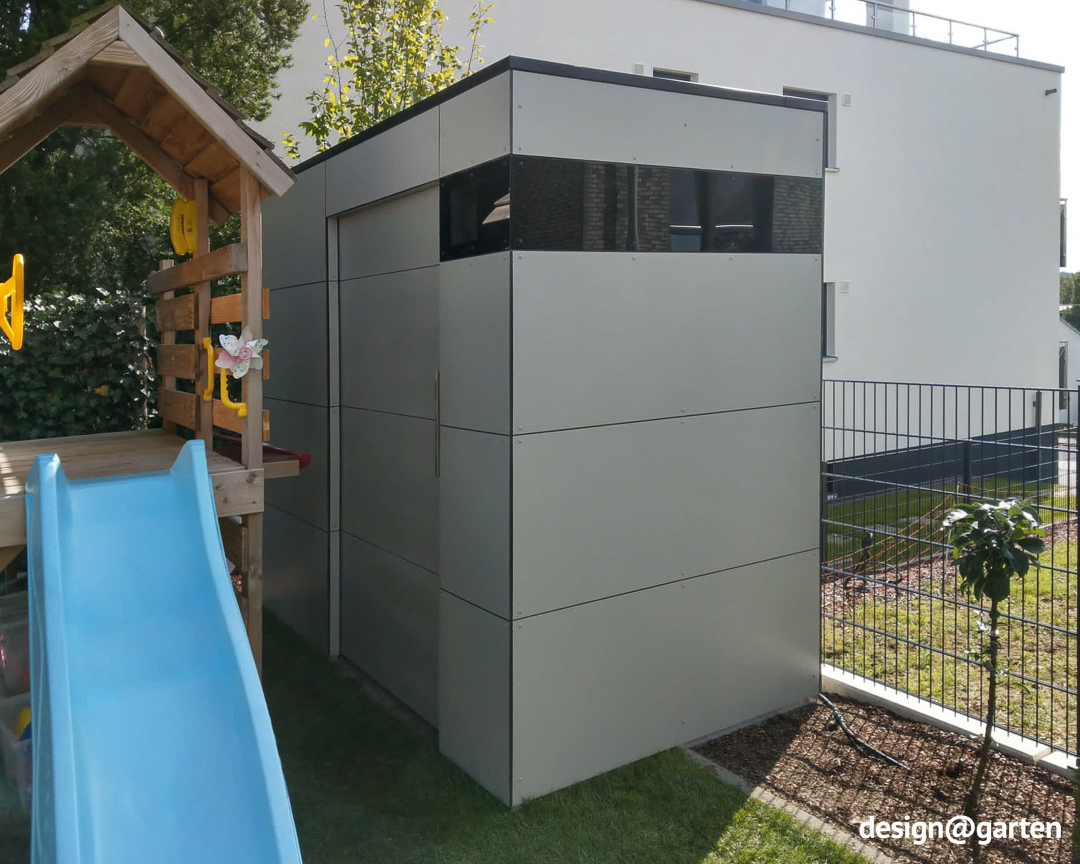 Caseta de jardín de diseño en color gris claro para guardar juguetes 1