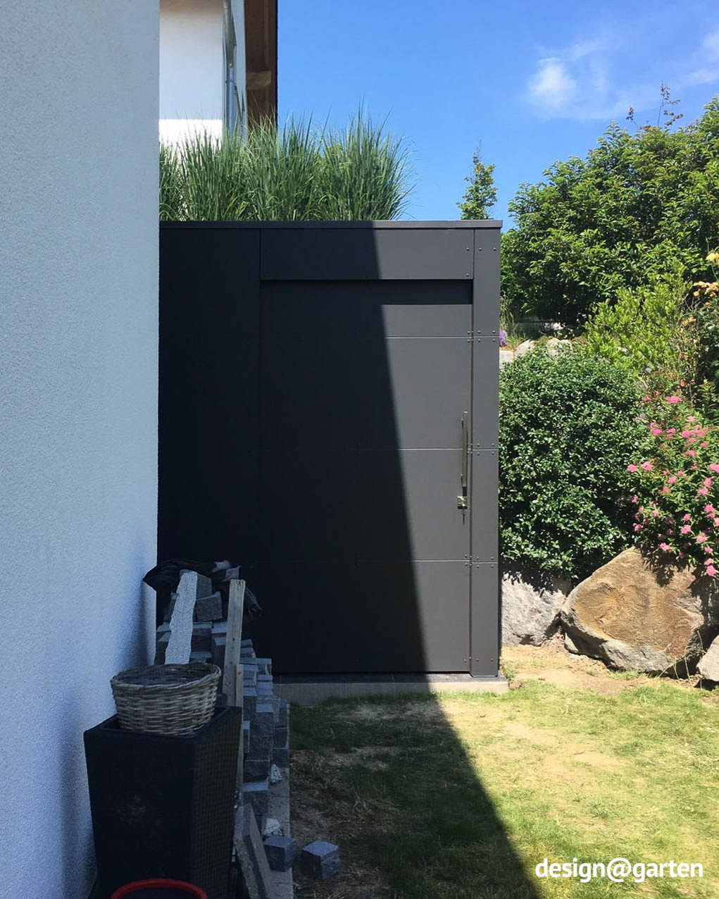 Caseta de jardín estrecha en color antracita hecha a medida en Merano 1