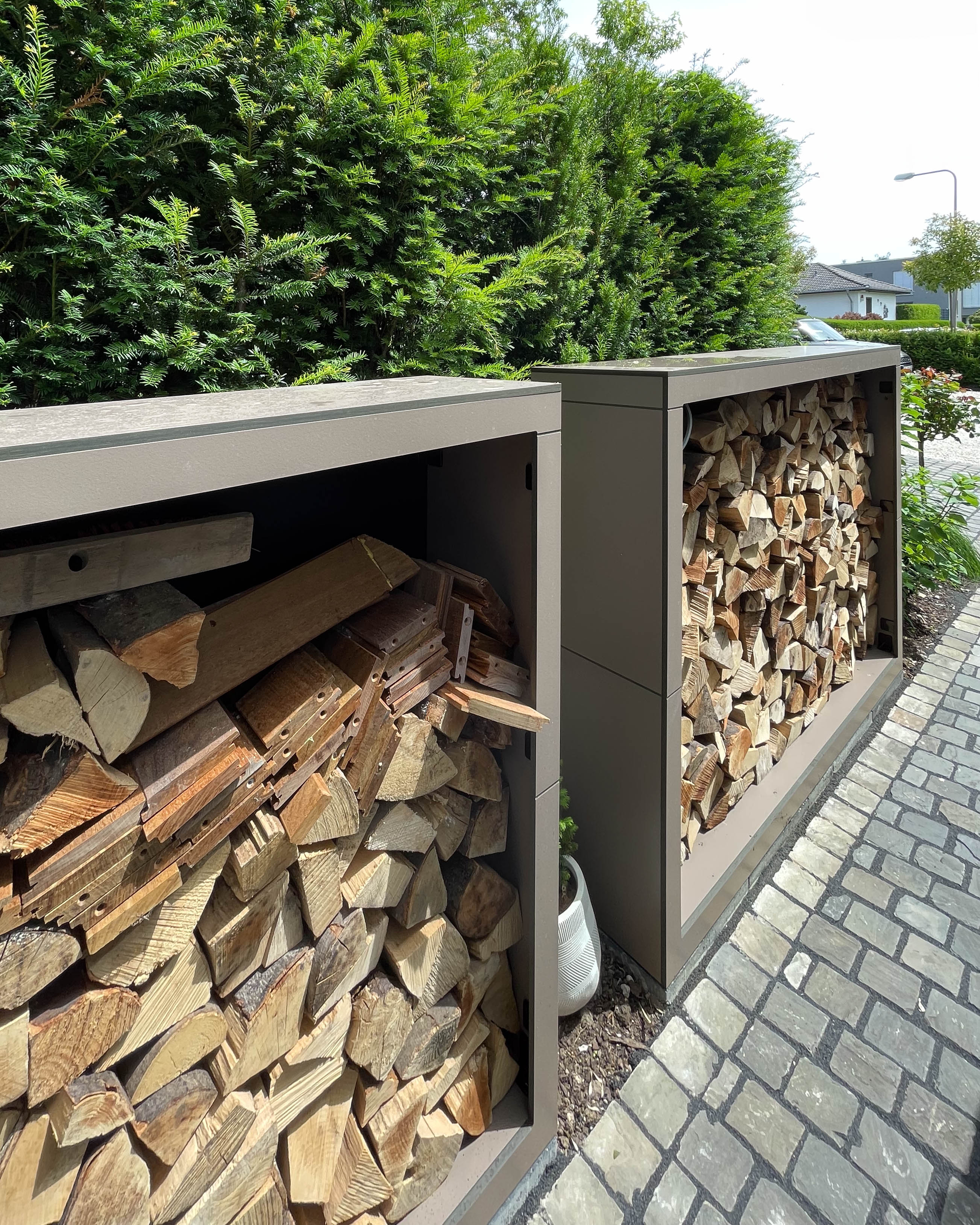 Un trío perfecto: almacén de madera, caseta de jardín y cobertizo para cubos de basura. 1