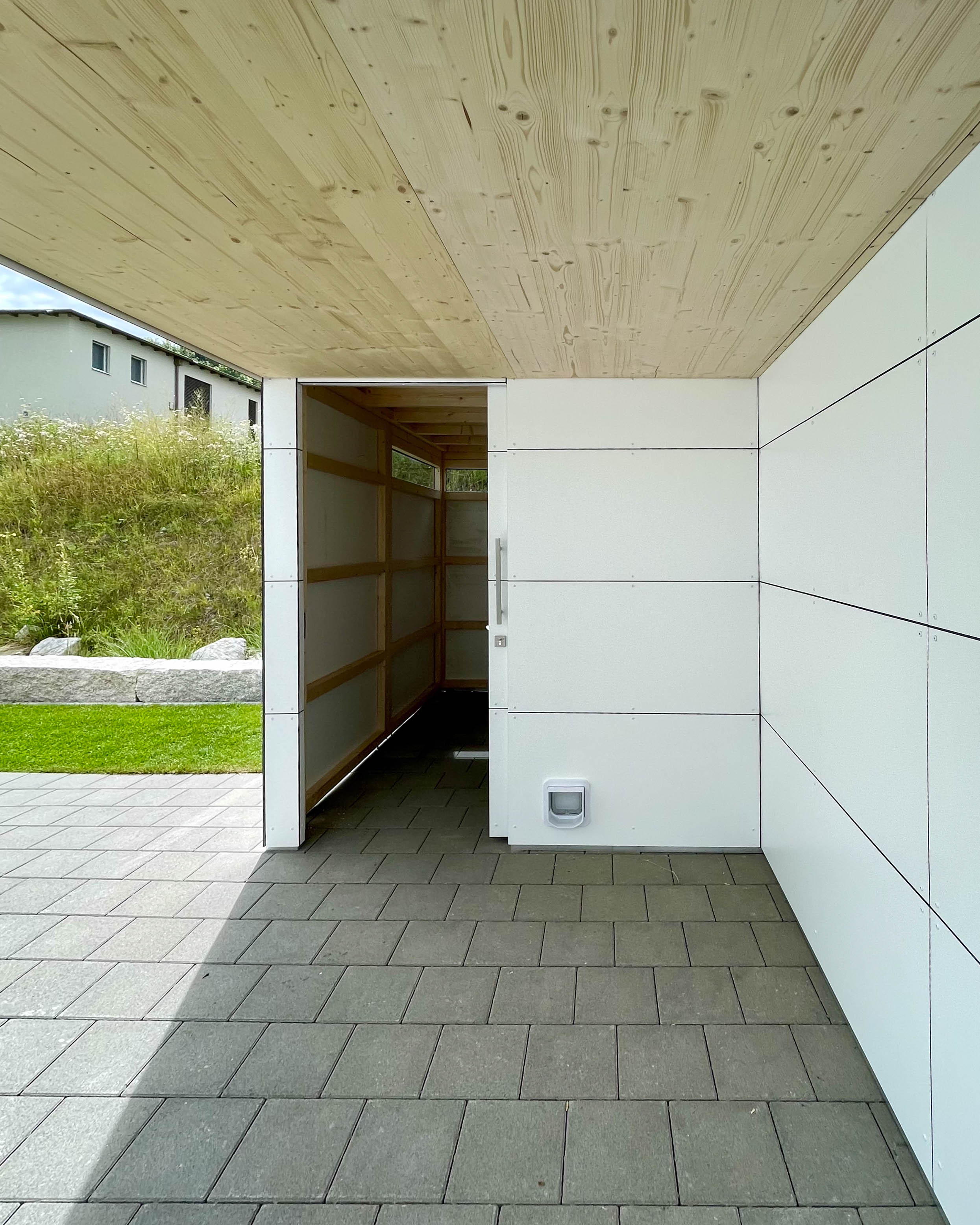 Caseta de jardín con marquesina 2