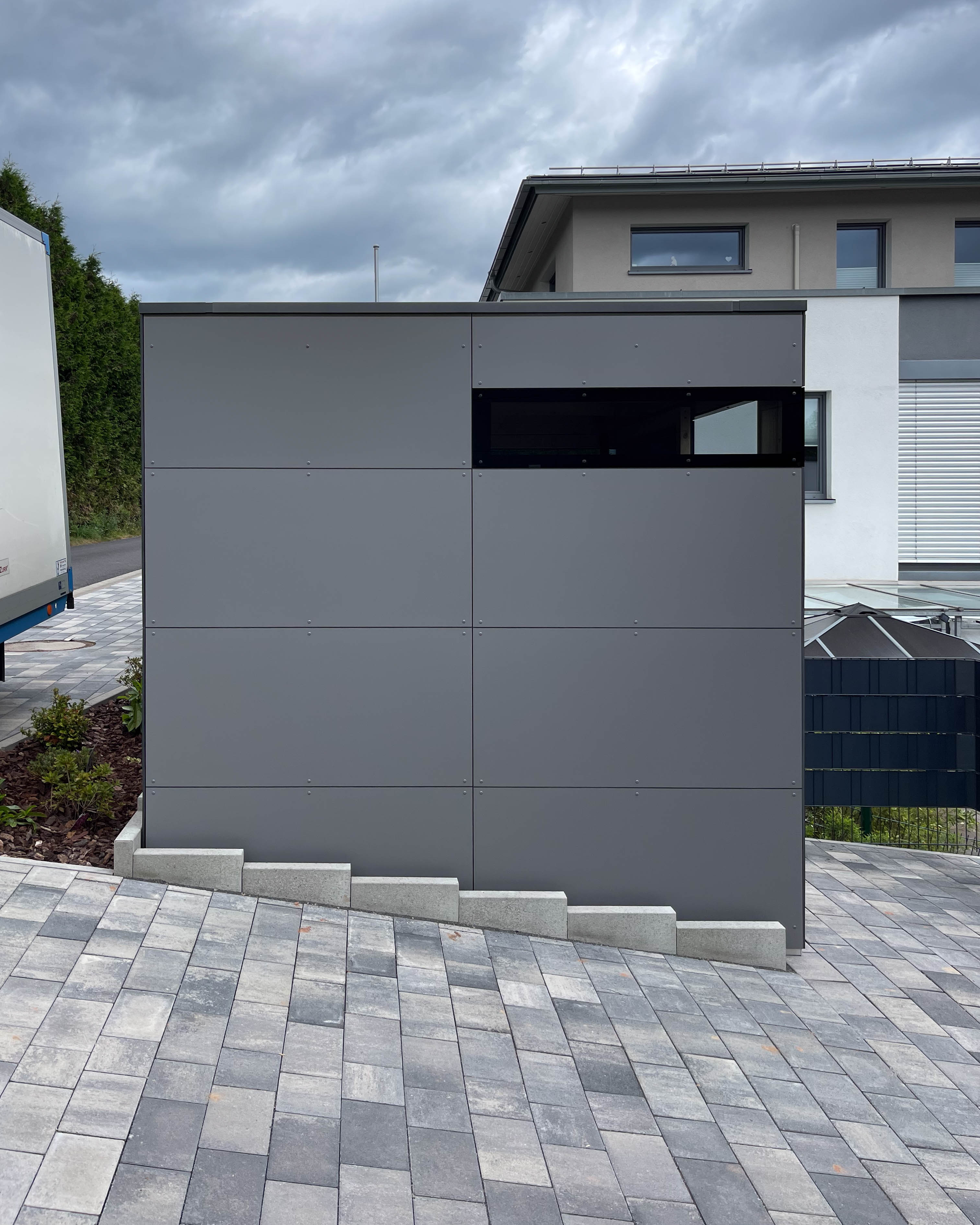 Caseta de jardín minimalista con ventana 1