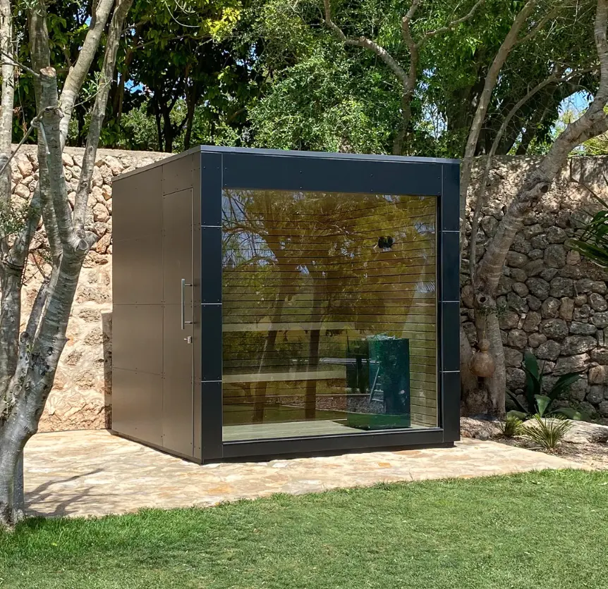 Schwarze Gartensauna mit XXL Panoramascheibe