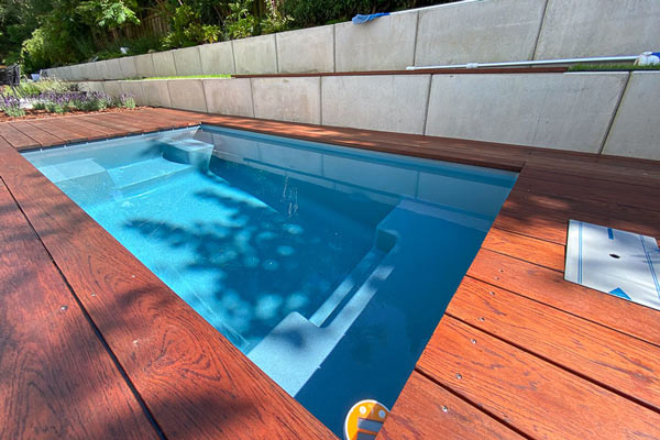 Outdoor Minipool auf der Terrasse mit Holzdeck