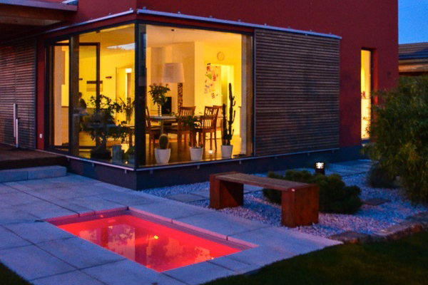 Bunte LED-Beleuchtung in einem Tauchbecken