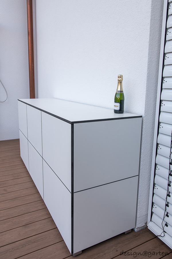 Solution sur mesure pour piscine : le large meuble de terrasse