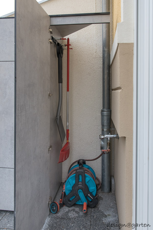 Une solution intelligente et peu encombrante : une armoire haute et large pour la terrasse, avec système