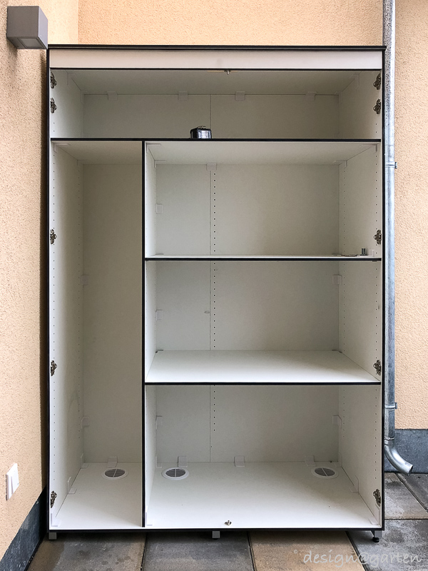 Rangement peu encombrant à Berlin : armoire haute d'extérieur pour balais et autres accessoires.