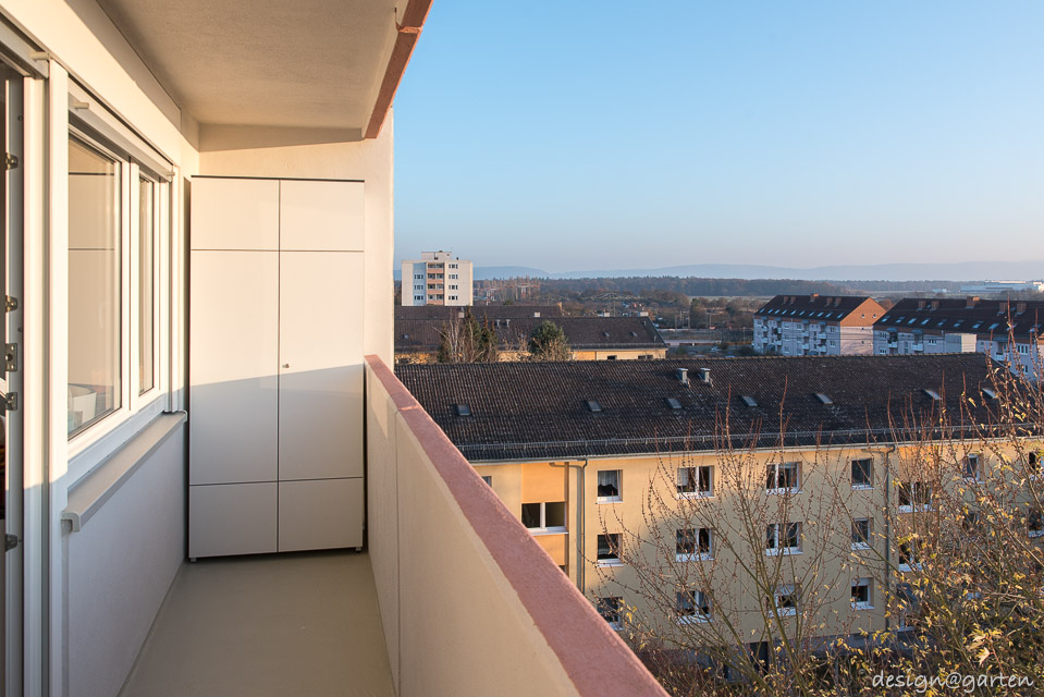 Utilisation efficace de l'espace à Karlsruhe : armoire haute étroite pour le balcon
