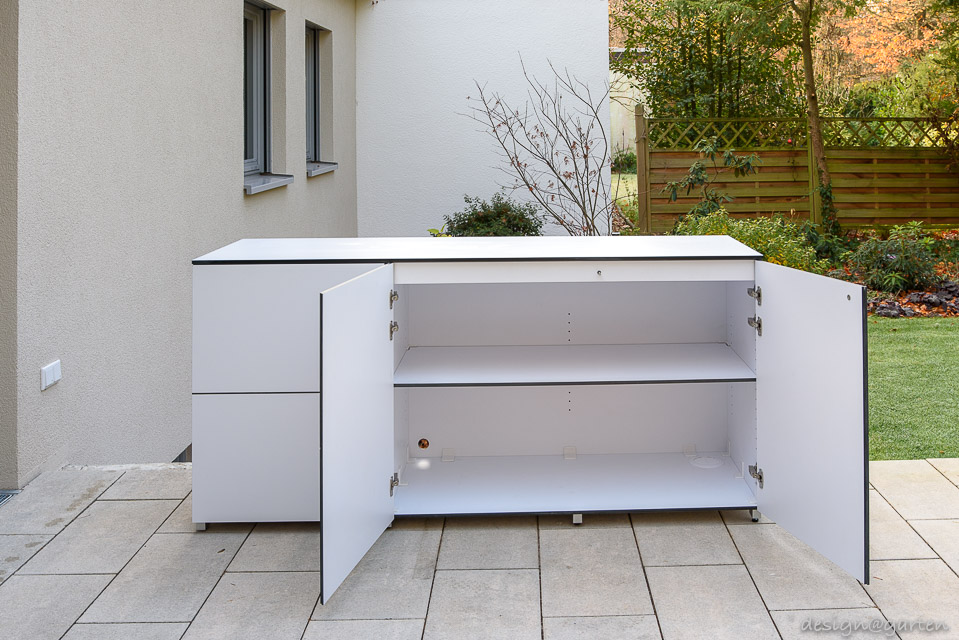 Continuité esthétique à Karlsruhe : une longue armoire en terrasse en HPL