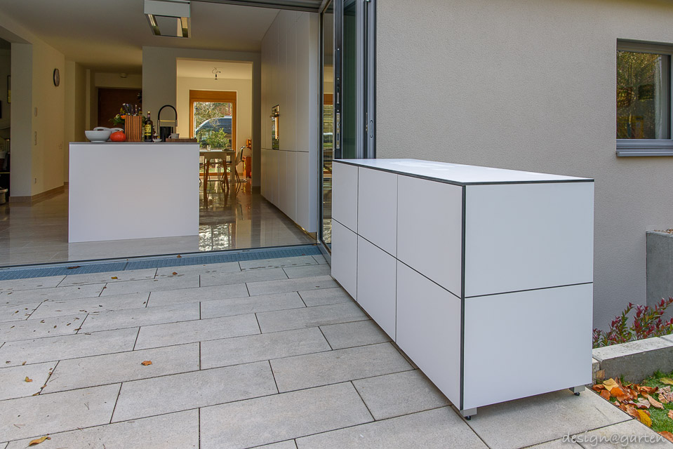 Continuité esthétique à Karlsruhe : une longue armoire en terrasse en HPL