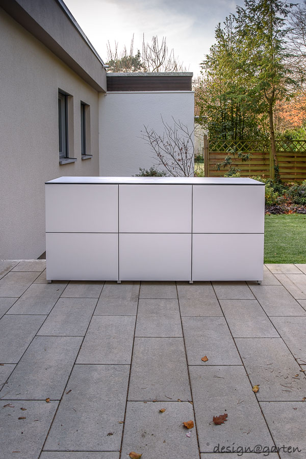 Continuité esthétique à Karlsruhe : une longue armoire en terrasse en HPL