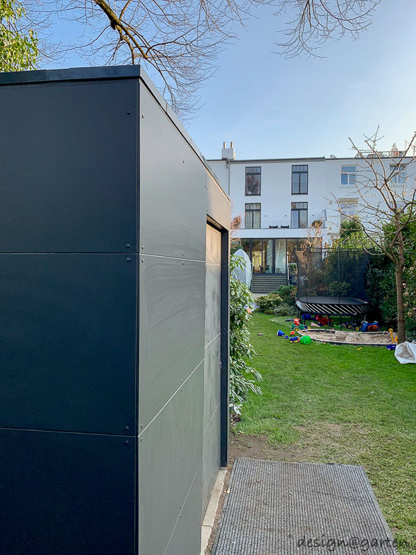 Accents architecturaux à Londres : abri de jardin carré avec toit plat pour les plus exigeants