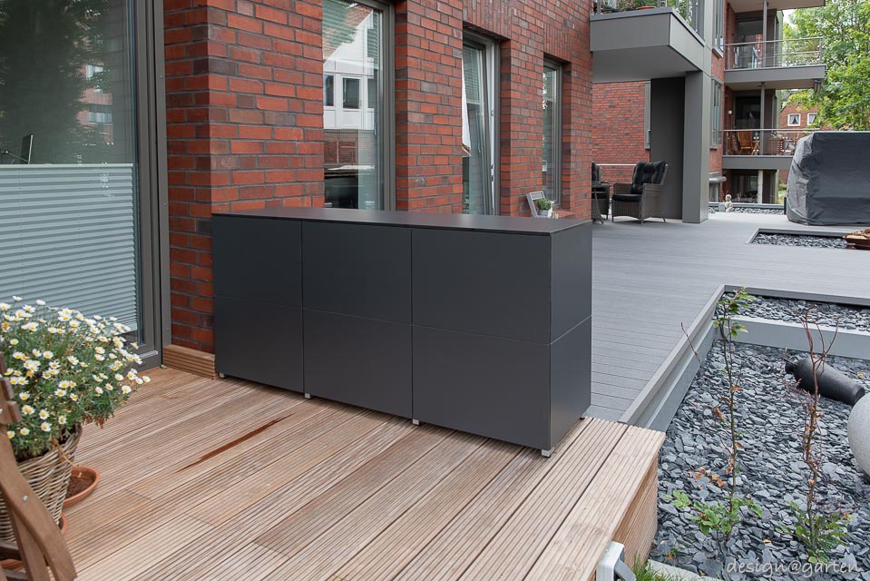 Un espace de rangement miracle au bord de l'eau : une touche fonctionnelle pour les terrasses du nord de l'Allemagne