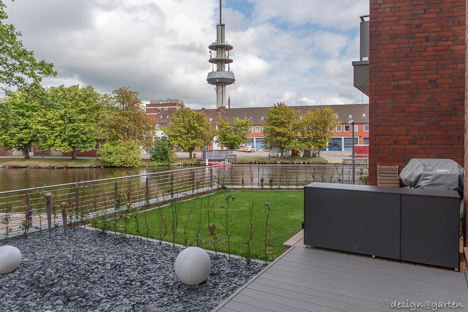 Un espace de rangement miracle au bord de l'eau : une touche fonctionnelle pour les terrasses du nord de l'Allemagne