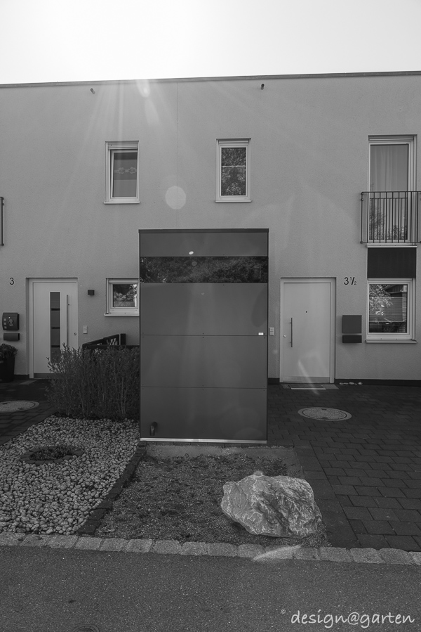 Abri de jardin rectiligne dans le jardin de devant servant de garage à vélos moderne