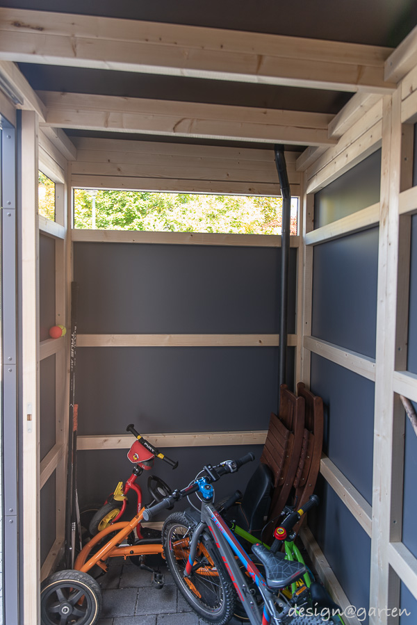 Abri de jardin rectiligne dans le jardin de devant servant de garage à vélos moderne