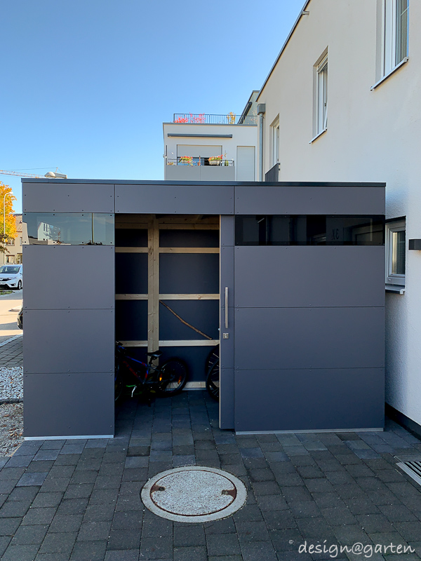 Abri de jardin rectiligne dans le jardin de devant servant de garage à vélos moderne