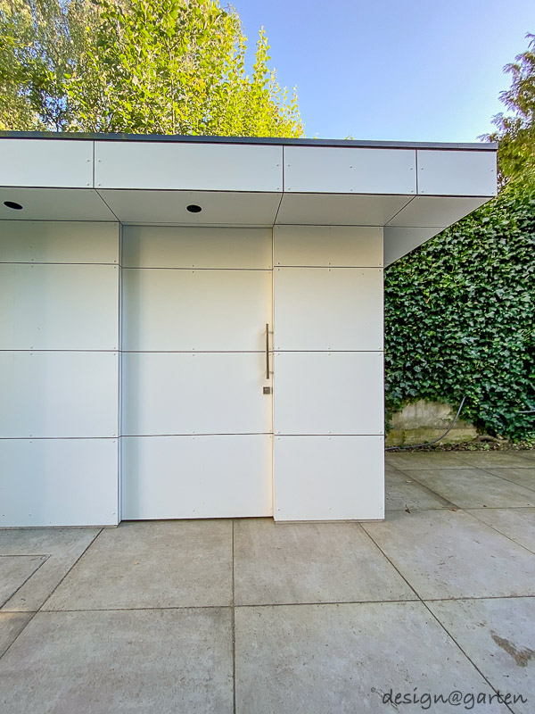 Pool house moderne avec avant-toit