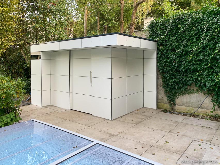 Pool house moderne avec avant-toit