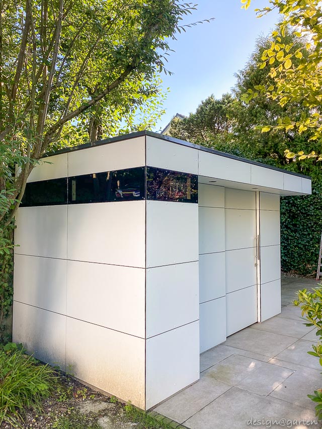 Pool house moderne avec avant-toit