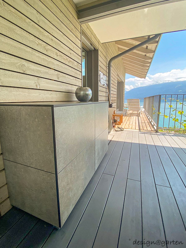 Petit meuble de terrasse résistant aux intempéries servant de buffet avec vue sur le lac de Thoune