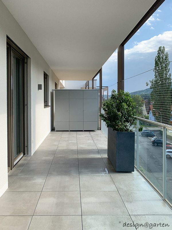 Grande armoire de balcon comme solution de rangement efficace dans les espaces urbains