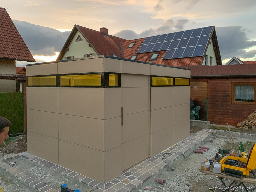 Abri de jardin design avec toit plat, un espace généreux et fonctionnel