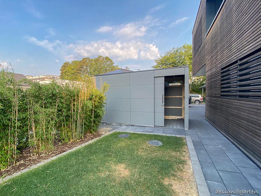 Abri de jardin conçu par des architectes avec toit plat comme solution de rangement moderne dans la région de Francfort