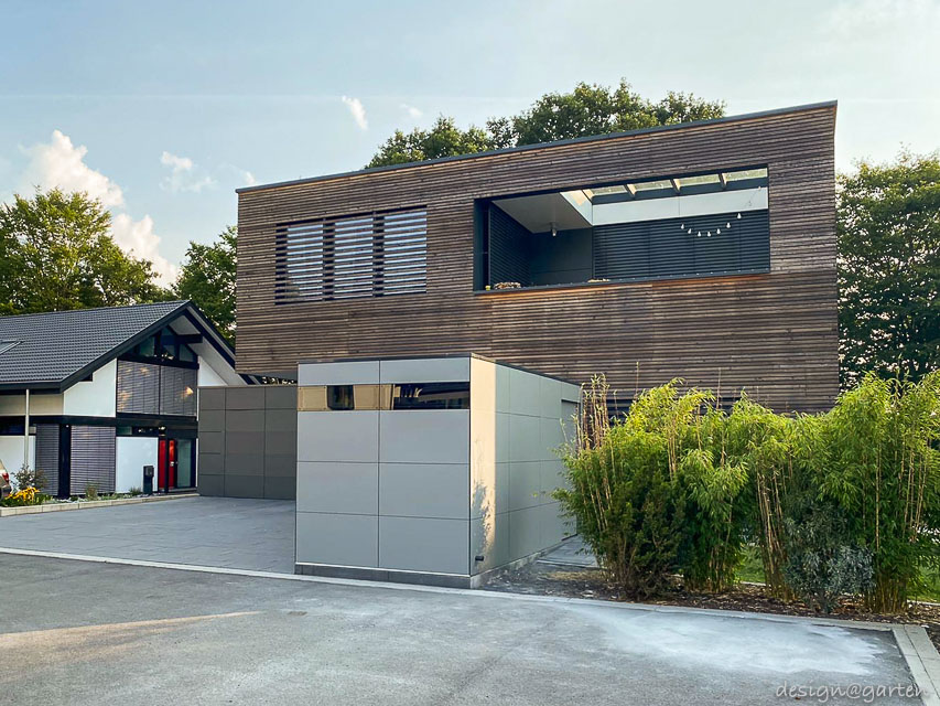 Abri de jardin conçu par des architectes avec toit plat comme solution de rangement moderne dans la région de Francfort