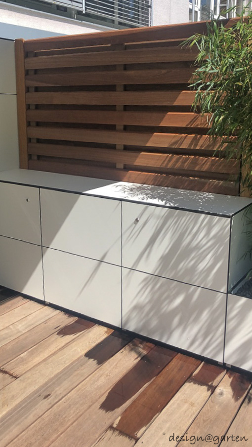 Aménagement fonctionnel de la terrasse grâce à la combinaison d'un brise-vue et d'un espace de rangement 3