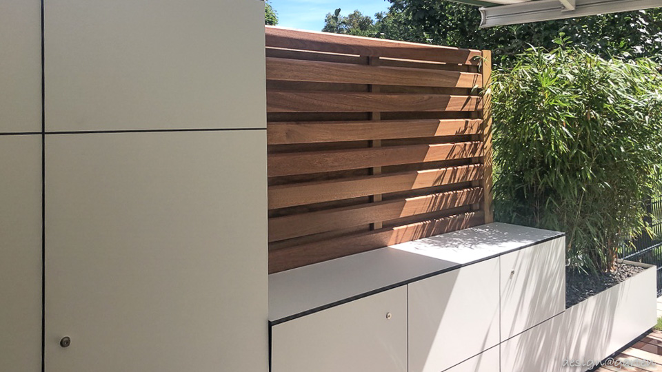 Aménagement fonctionnel de la terrasse grâce à la combinaison d'un brise-vue et d'un espace de rangement 4