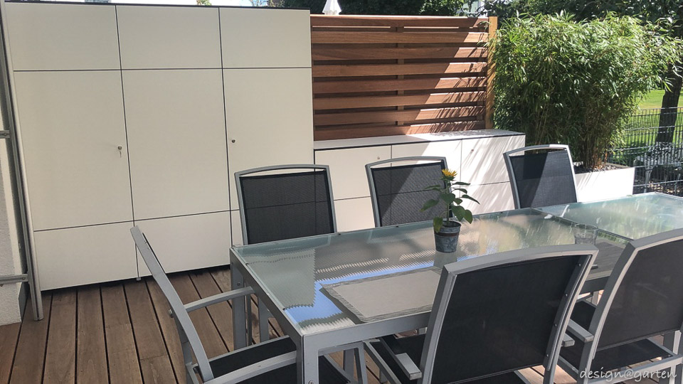 Aménagement fonctionnel de la terrasse grâce à la combinaison d'un brise-vue et d'un espace de rangement 5