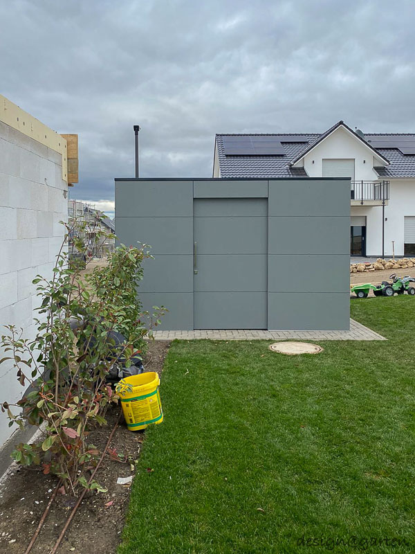 Abri de jardin épuré pour une architecture moderne : efficacité et protection contre les intempéries 4