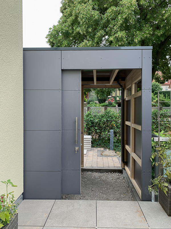 Abri de jardin HPL sur mesure : solution d'aménagement intelligente avec fonction de passage 1