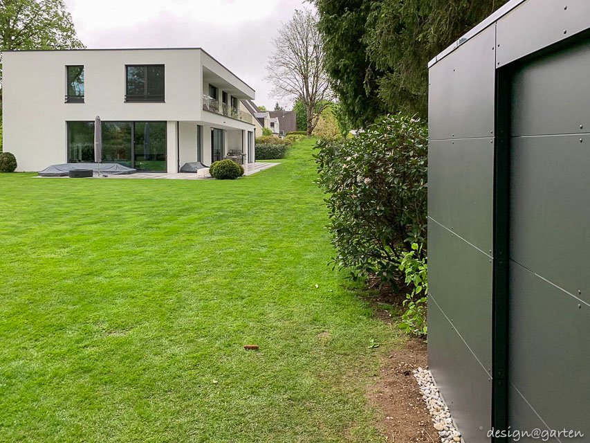 Comparaison visible de la qualité : contraste moderne des matériaux à la limite du terrain 1