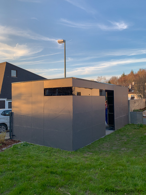 Travail de précision en pente : espace jardin sur mesure avec compensation de niveau intégrée 6