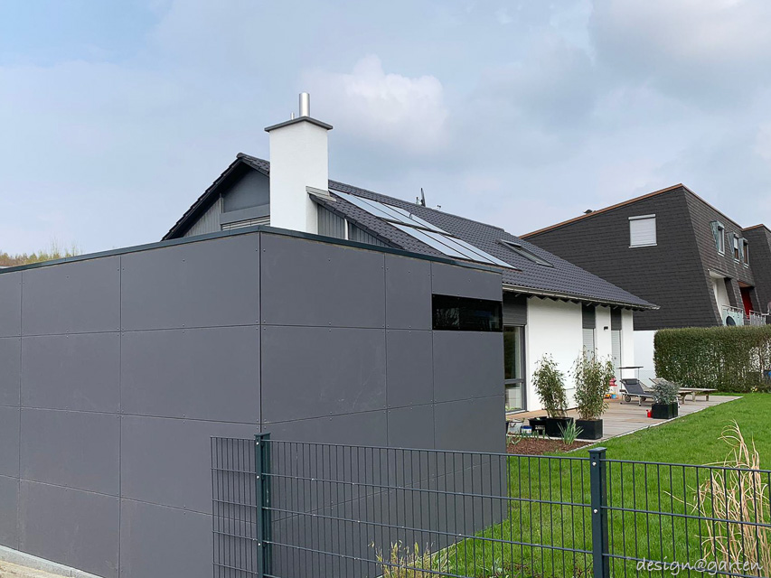 Travail de précision en pente : espace jardin sur mesure avec compensation de niveau intégrée 1