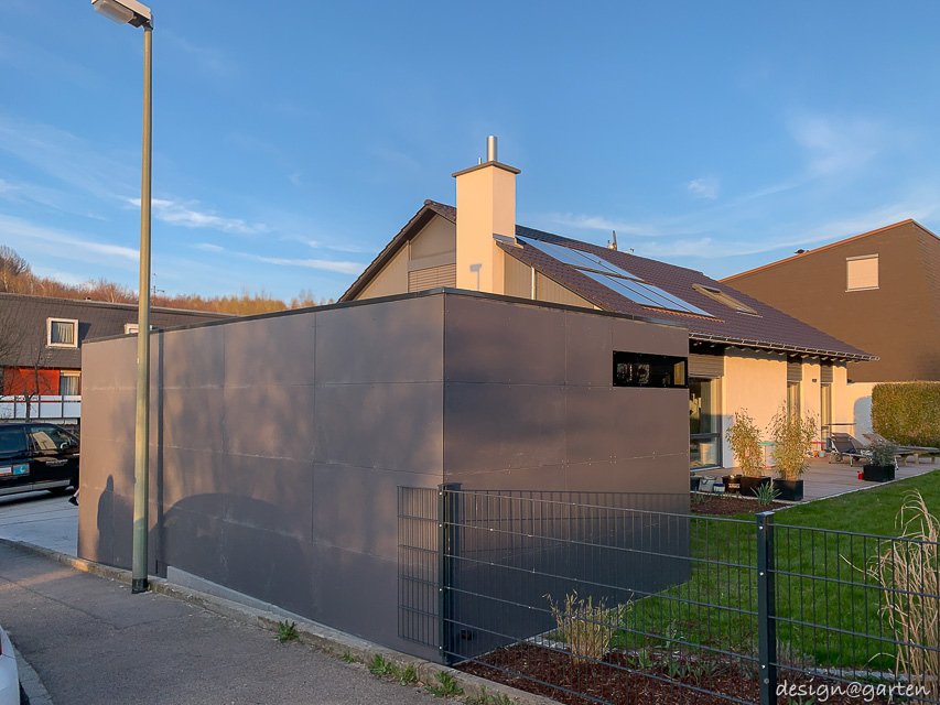 Travail de précision en pente : espace jardin sur mesure avec compensation de niveau intégrée 10