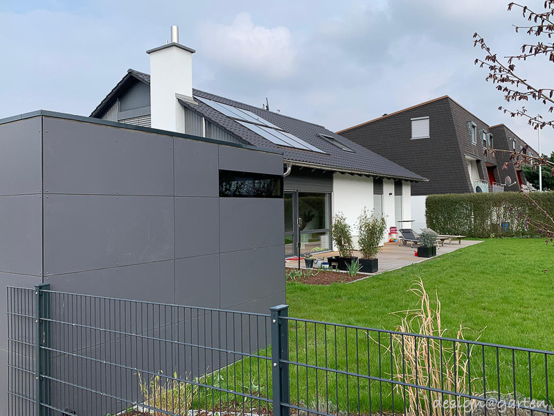 Travail de précision en pente : espace jardin sur mesure avec compensation de niveau intégrée 15