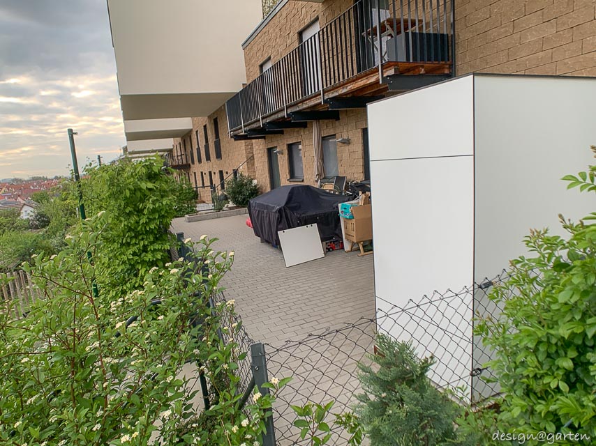 Armoire haute sur mesure résistante aux intempéries : volume élégant et aménagement fonctionnel de la terrasse 2