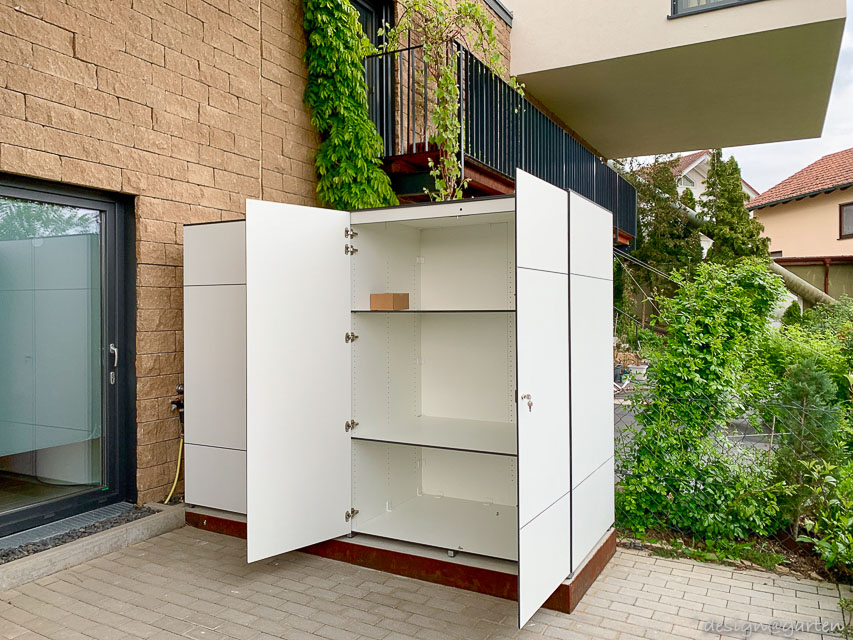 Armoire haute sur mesure résistante aux intempéries : volume élégant et aménagement fonctionnel de la terrasse 1