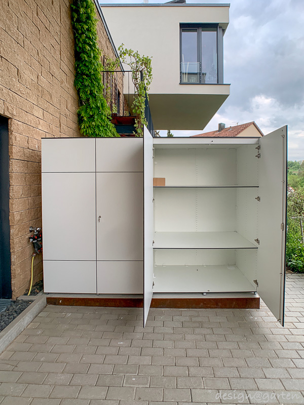Armoire haute sur mesure résistante aux intempéries : volume élégant et aménagement fonctionnel de la terrasse 4