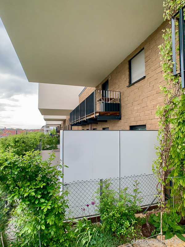 Armoire haute sur mesure résistante aux intempéries : volume élégant et aménagement fonctionnel de la terrasse 6