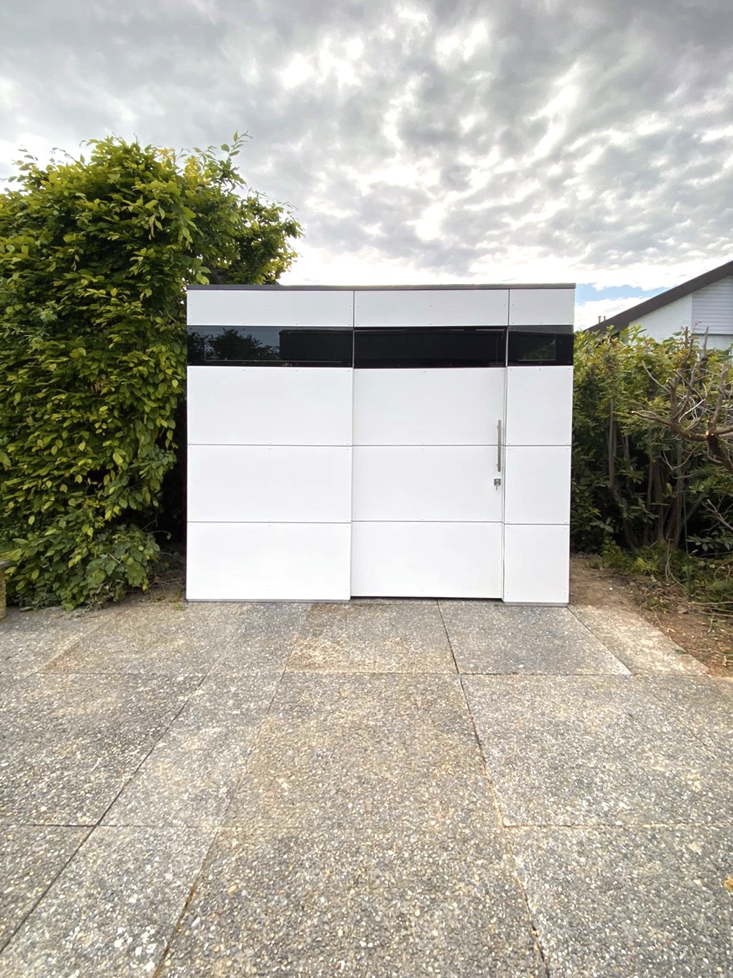 Abri de jardin HPL : design intemporel et transparence fonctionnelle 5