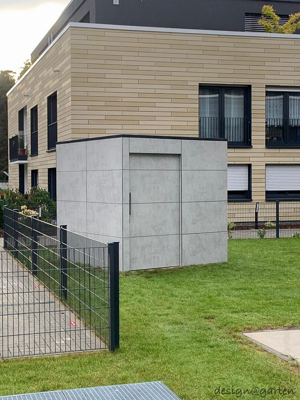 Abri de jardin moderne aspect béton apparent à Postbauer-Heng 1