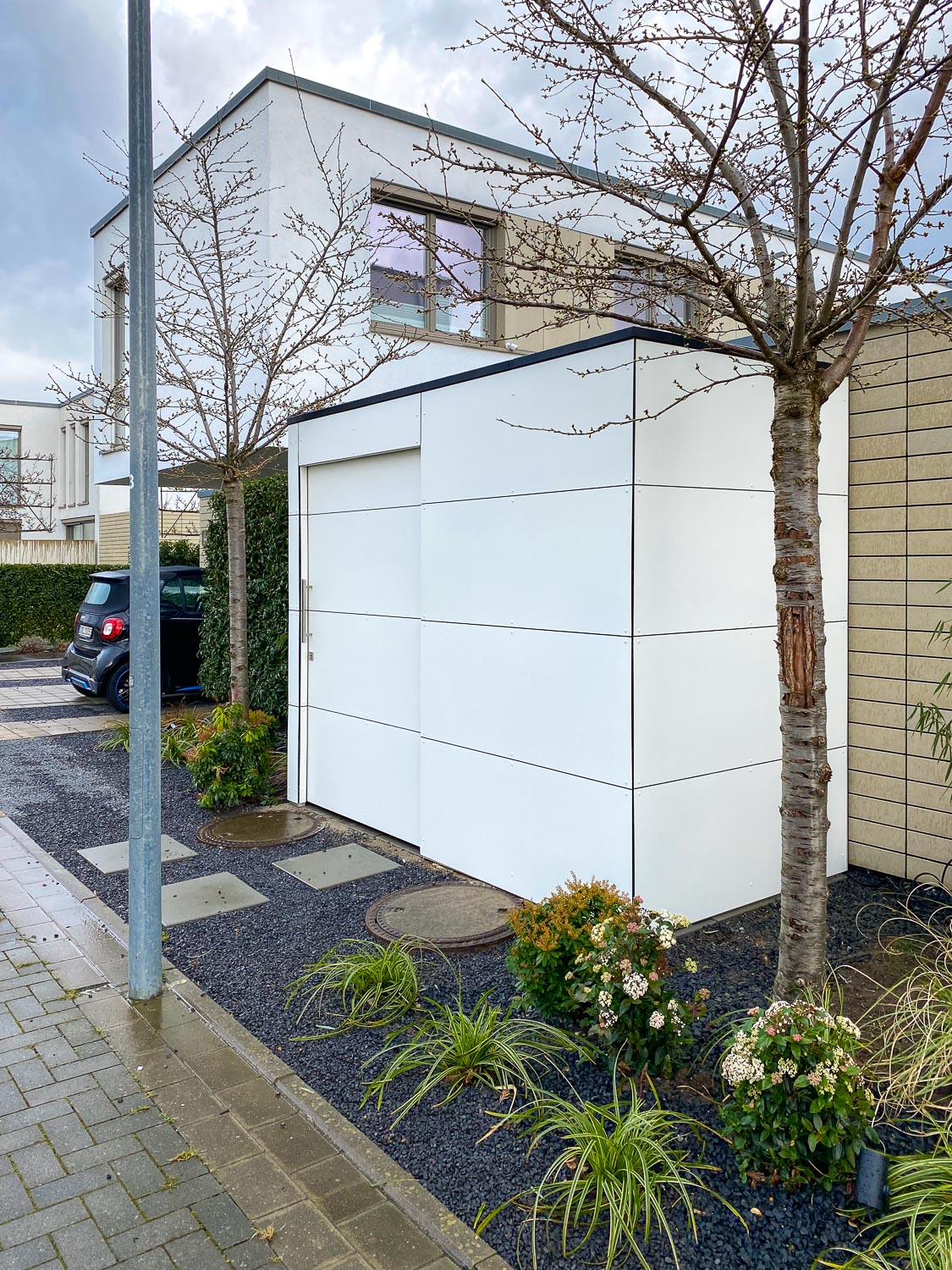 Kleines Gartenhaus im Vorgarten als Anbauvariante