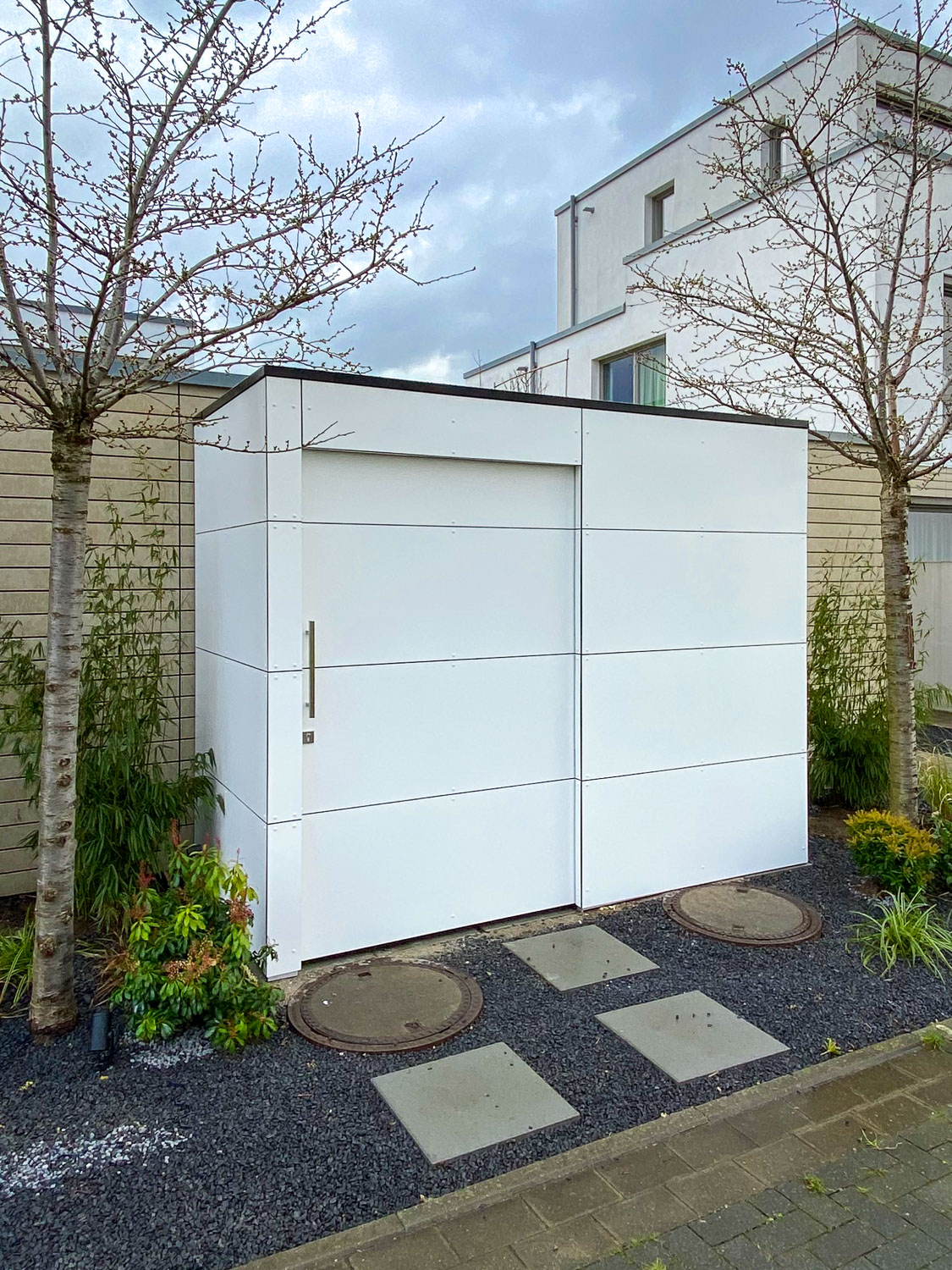 Modernes Gartenhaus im Vorgarten