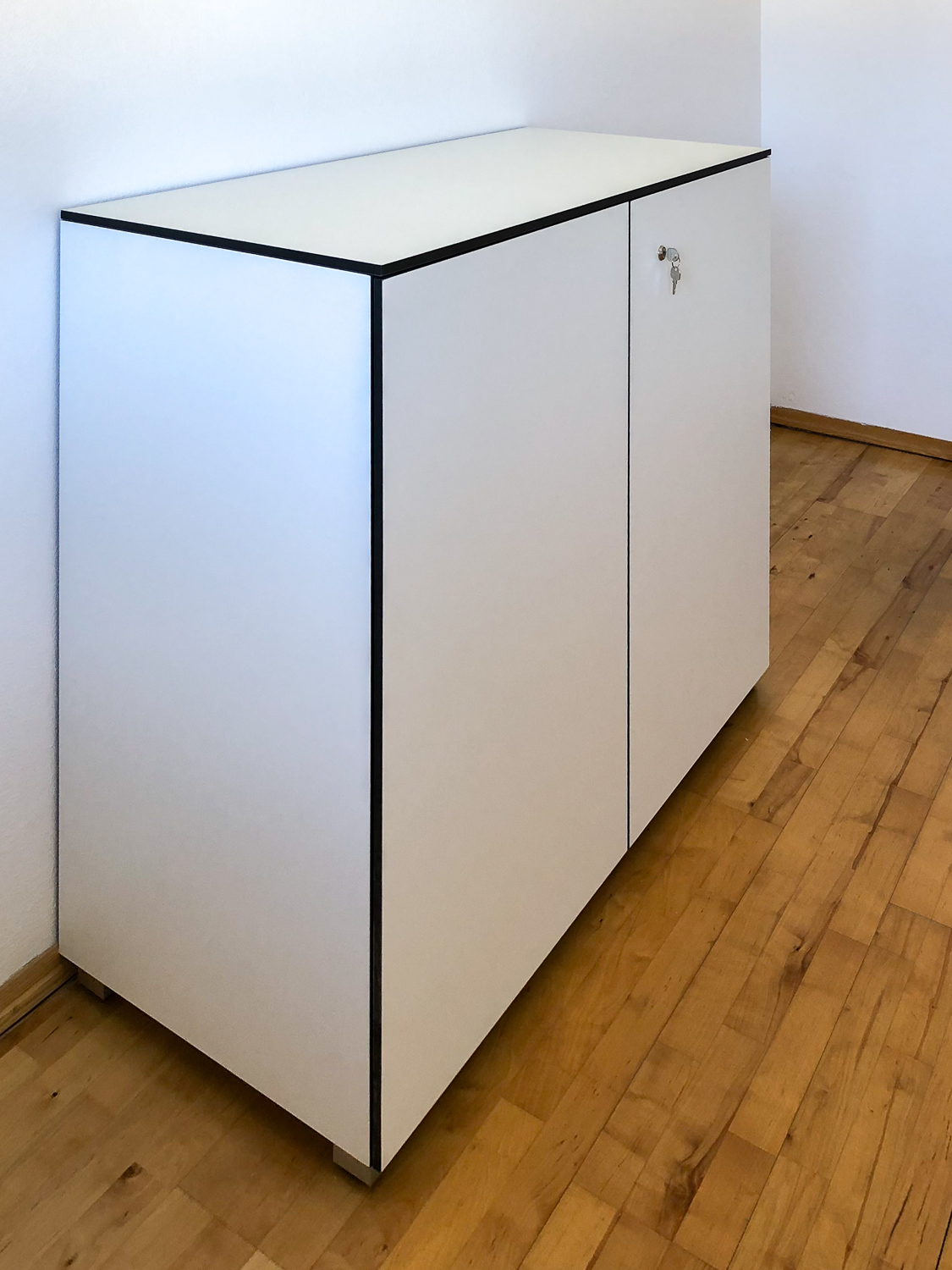 Seitenansicht: Moderner Design-Schrank in weiß aus HPL