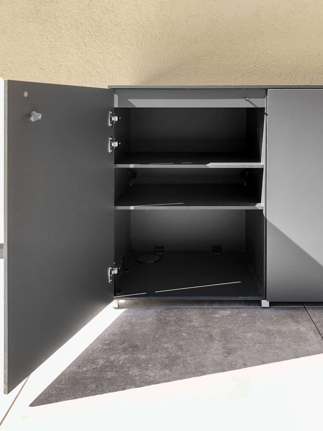 Outdoor Terrassenschrank in anthrazit geöffnet mit Böden