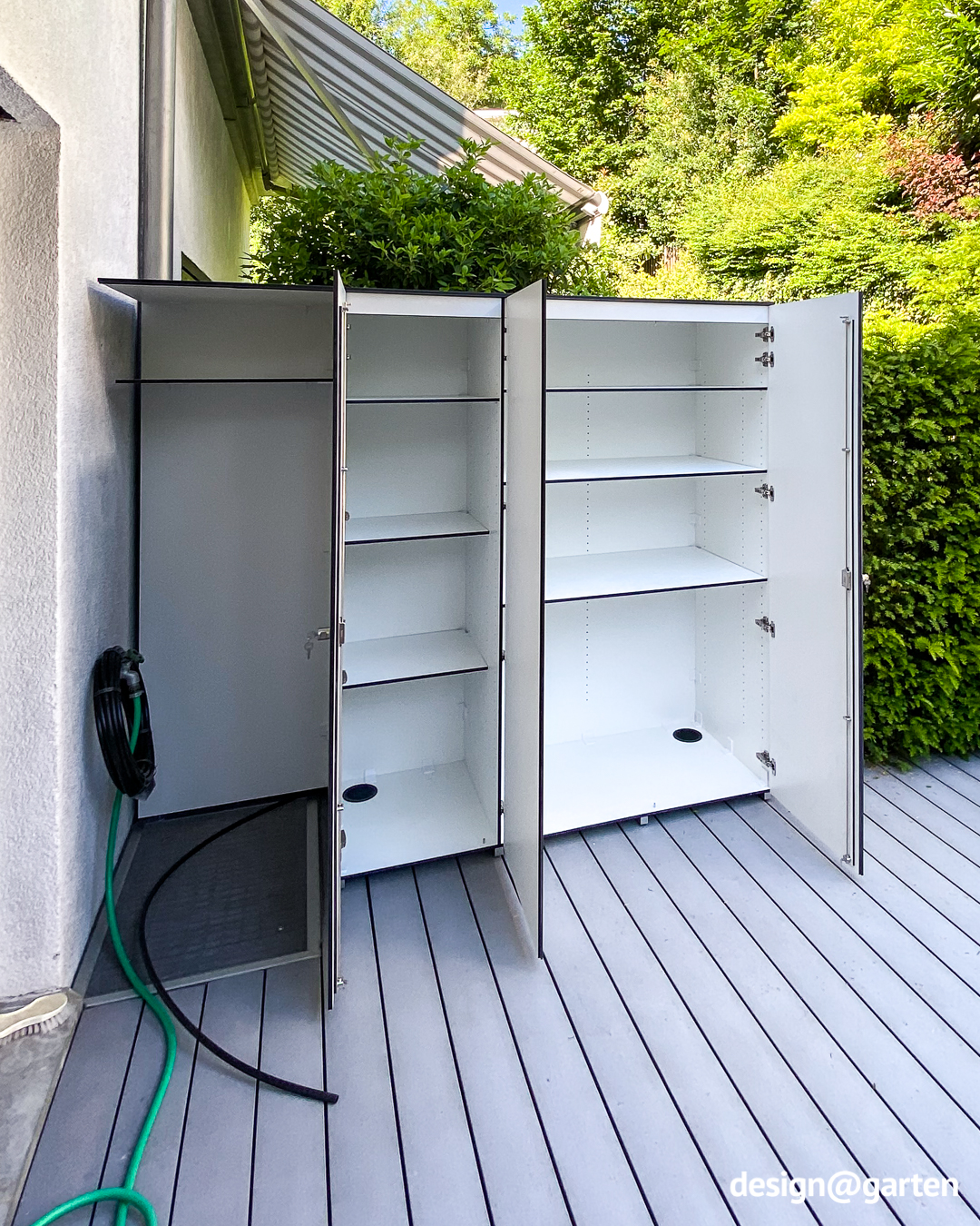 Armoire de jardin sur mesure blanche avec extension astucieuse au-dessus du puits de cave 1